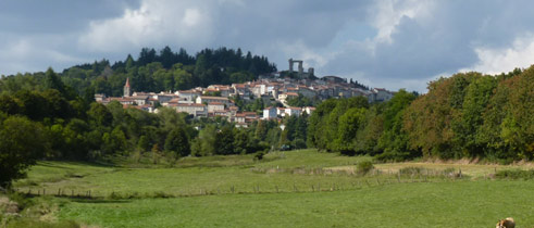 Vue sur Allègre et sa potence - RNR Lac de Malaguet