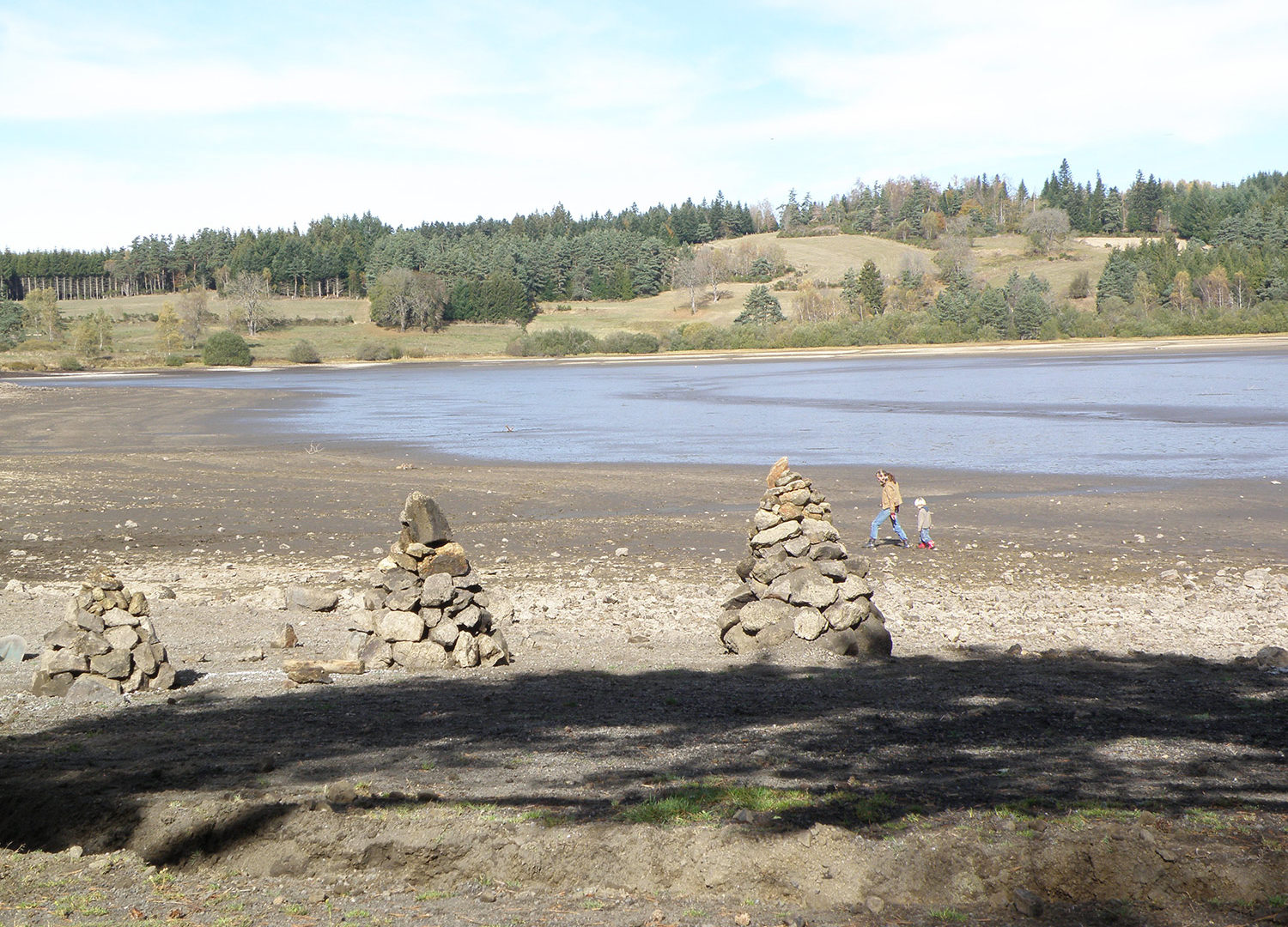 Confection de cairn en pierre sèche à la réserve du lac de Malaguet