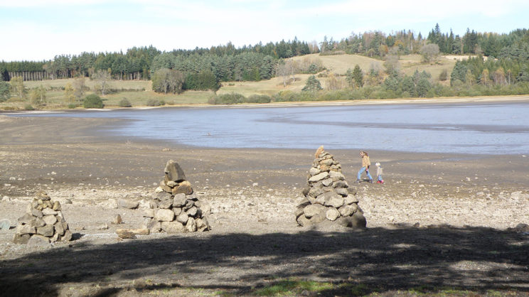 Confection de cairn en pierre sèche à la réserve du lac de Malaguet